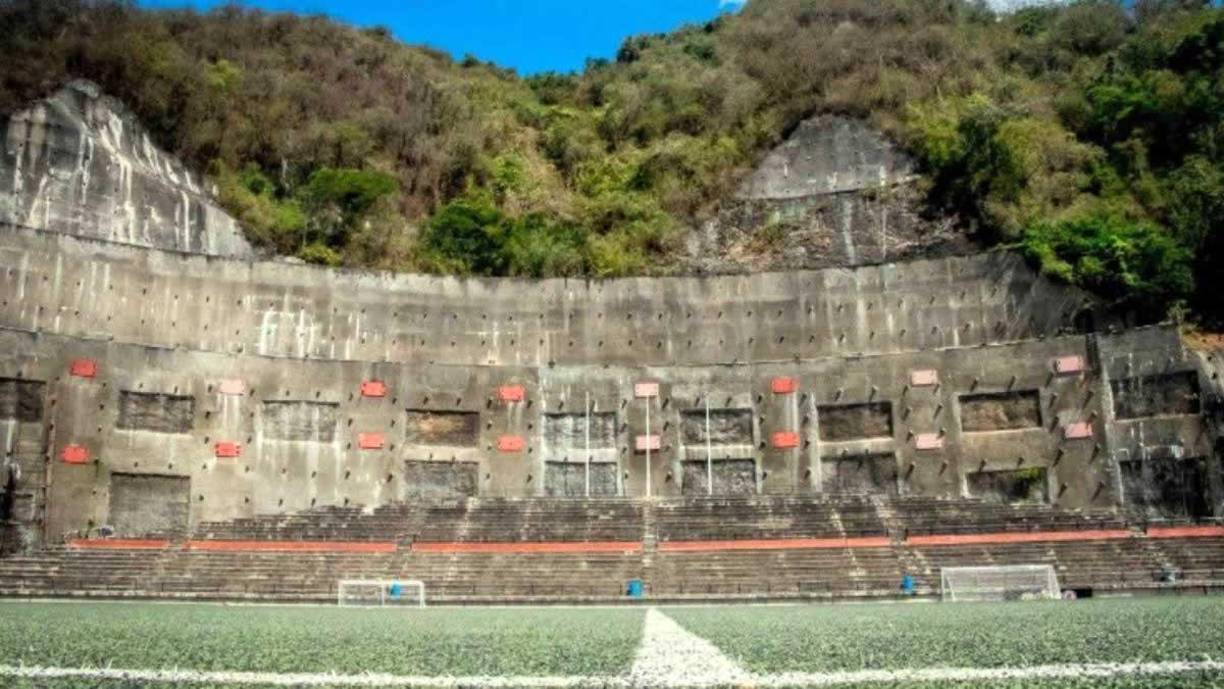 Cocodrilos Sports Park de Venezuela fue construido en 2005 al pie de una cadena montañosa, por eso se destaca esa pared rocosa y gigante. El recinto pertenece a la organización Cocodrillos y Caracas FC la utilizó durante el torneo de 2018.