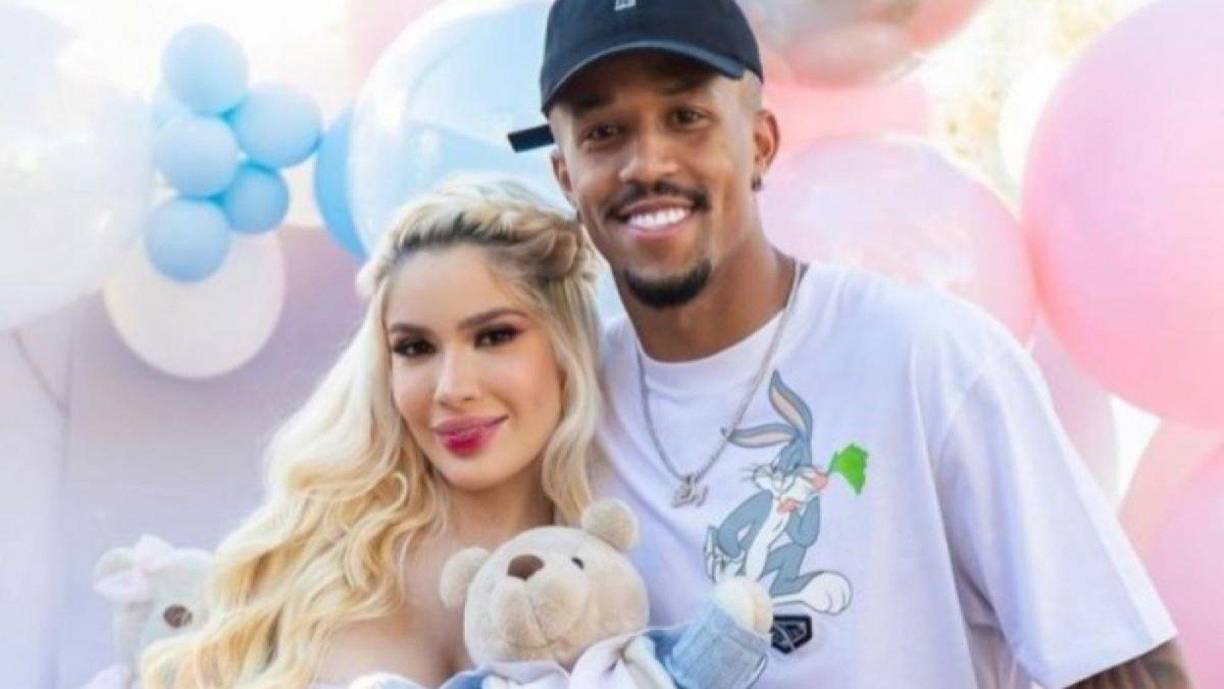 “Dicho acoso está ocurriendo de manera constante e inesperada a través de Karol, quien utiliza su cuenta personal, a través de su perfil y comentarios que son dirigidos directamente a nuestro cliente. Expone publicaciones, vídeos e historias con el único fin de desgastar la imagen de Éder, acompañada de un discurso de contenido peyorativo”, añaden al hablar sobre la demanda de Militao a Karoline Lima.