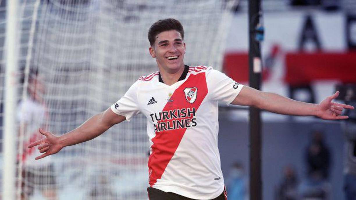 Julián Álvarez: Tras sus grandes actuaciones con River, clubes como la Juventus y el AC Milan siguen de cerca al atacante argentino.