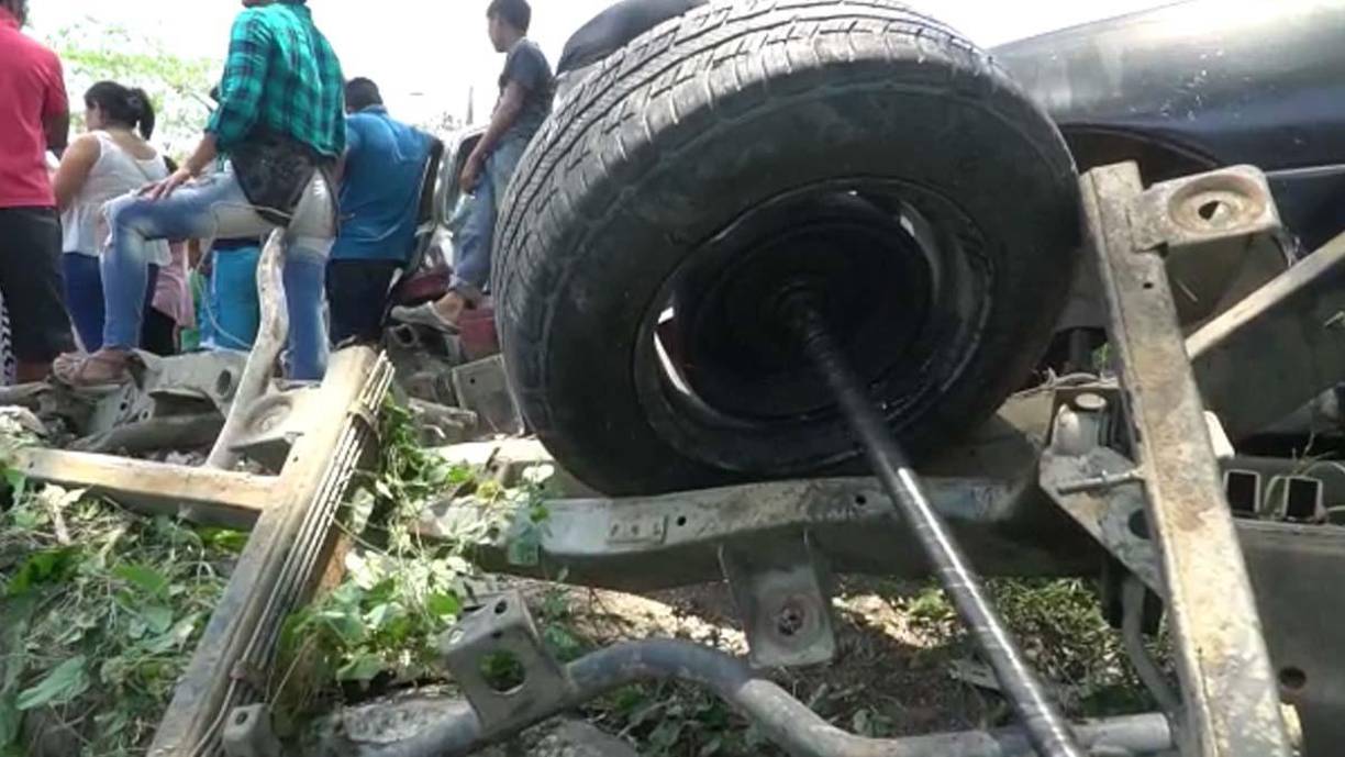 Al parecer, según versiones extraoficiales, el autobús pudo tener una falla mecánica, por lo que su chófer perdió el control y no pudo evitar el accidente. 