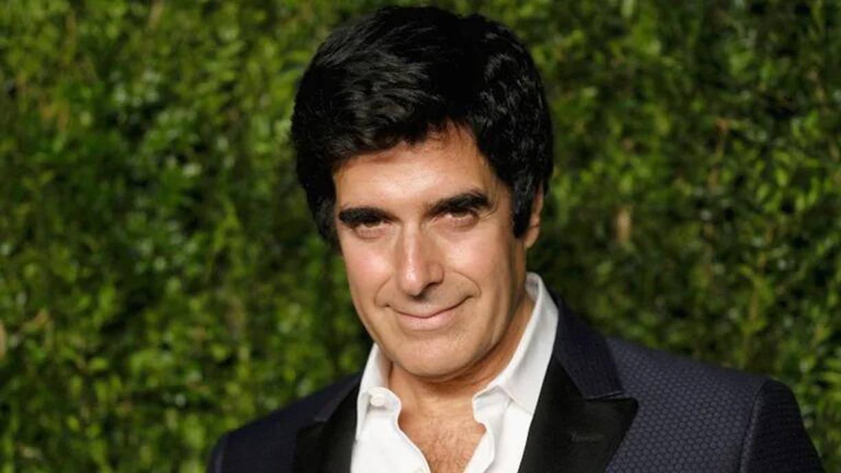 El mago David Copperfield también fue nombrado en los documentos judiciales. En una declaración de 2016, Sjoberg, víctima de Epstein, dijo que conoció a Copperfield en la casa del magnate, donde éste hizo trucos de magia durante una cena.