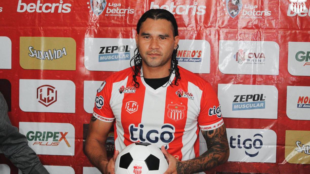 Carlos Gullit Peña: El futbolista mexicano fue dado de baja en el Vida y su aventura en Honduras solamente duró un par de meses. El azteca se marcha sin pena ni gloria del balompié hondureño.