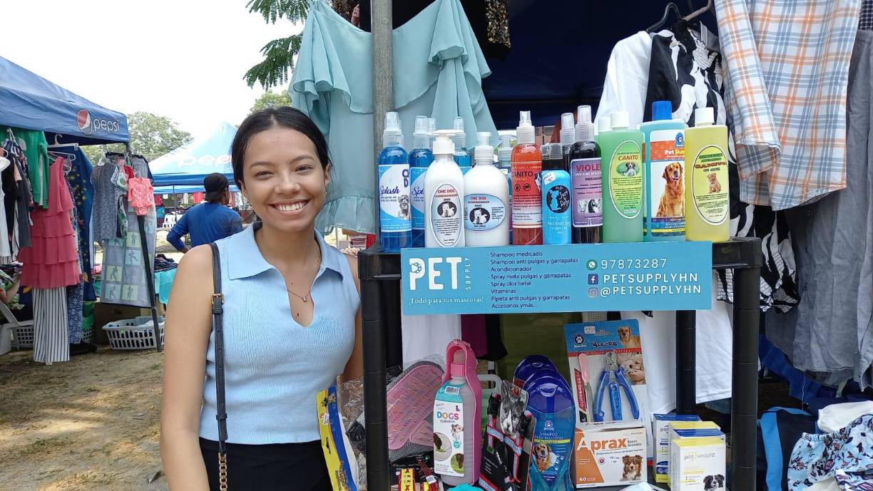Rocío Arita vende productos para mascotas.
