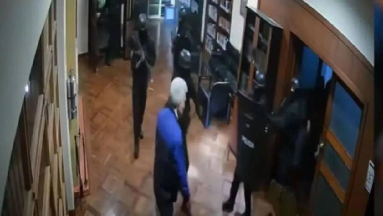 Luego, las cámaras de seguridad en el interior de la embajada captaron el momento en que un agente encañona al diplomático mexicano Roberto <b>Canseco.</b>