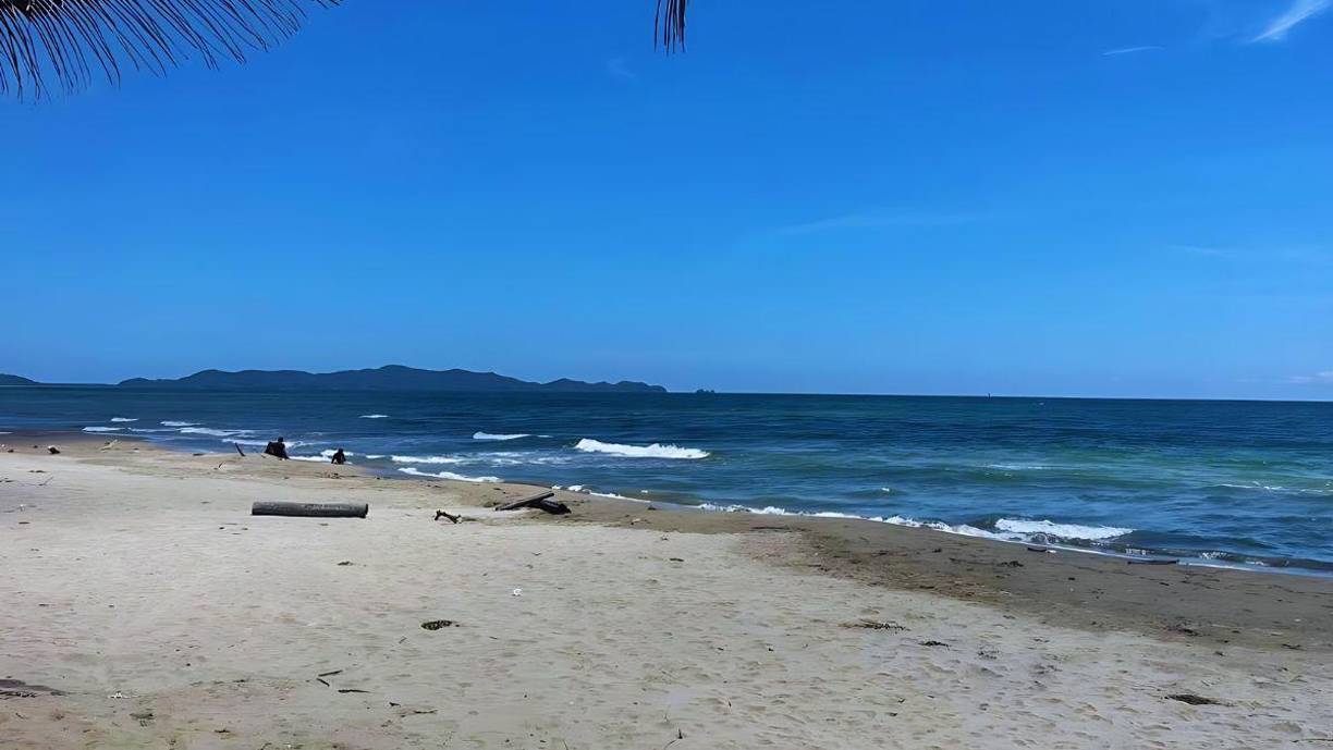 No solo ha vuelto a quedar al descubierto la playa, el mar ha menguado su fuerte oleaje y el agua se ve más turquesa y cristalina. El fin de semana, la comunidad estuvo llena de visitantes ya que tuvo lugar el torneo de pesca deportiva en la laguna de Los Micos.