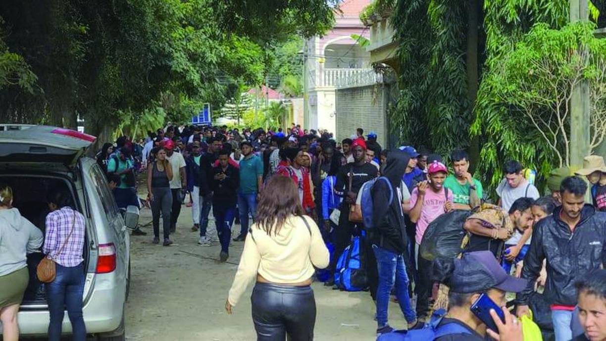 “Hemos llegado a unos acuerdos, entre ellos está mover la oficina de Migración a un lugar más idóneo que tenga capacidades para poder atender en mejores condiciones a todo este flujo importante de migrantes”.