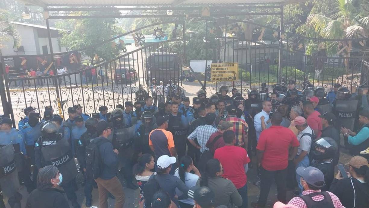 Los colectivos de Libertad y Refundación aseguraron que liberarían los portones del Infop y disolverían la toma que mantenían los sindicalistas, para que el centro operara con normalidad. 