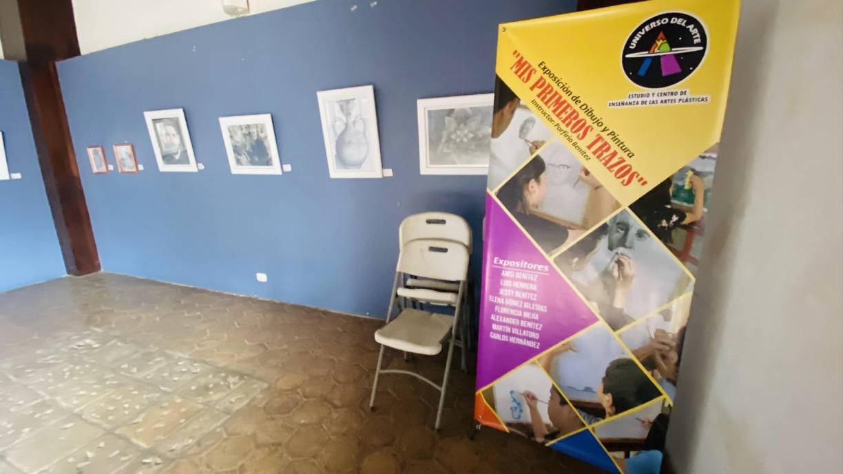 Los salones con exposiciones artísticas lucen lúgubres por falta de iluminación.