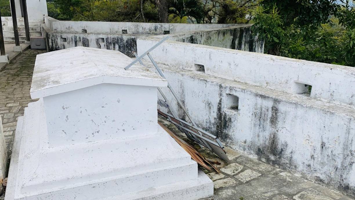 Los rótulos que hacían mención que Gracias es un pueblo con encanto están en mal estado y acuñados en la parte posterior de la tumba de Juan Lindo.