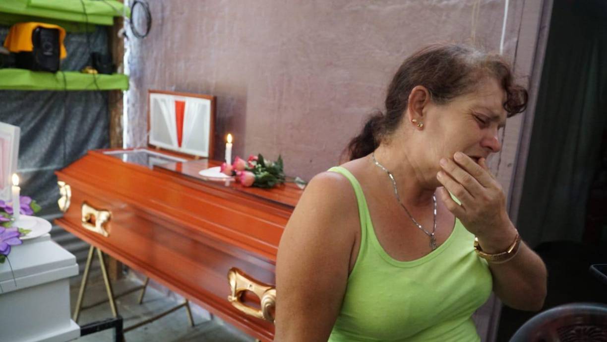 La señora contó que su hijo y su nuera se alistaban para ser padres por segunda vez y hoy domingo iban a trasladarse al hospital Leonardo Martínez, de San Pedro Sula, donde Mabelis daría a luz, pero la muerte los sorprendió en carretera. 