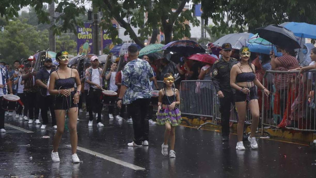 ¡Imparable! Lluvia sorprendió a sampedranos en el desfile de carrozas