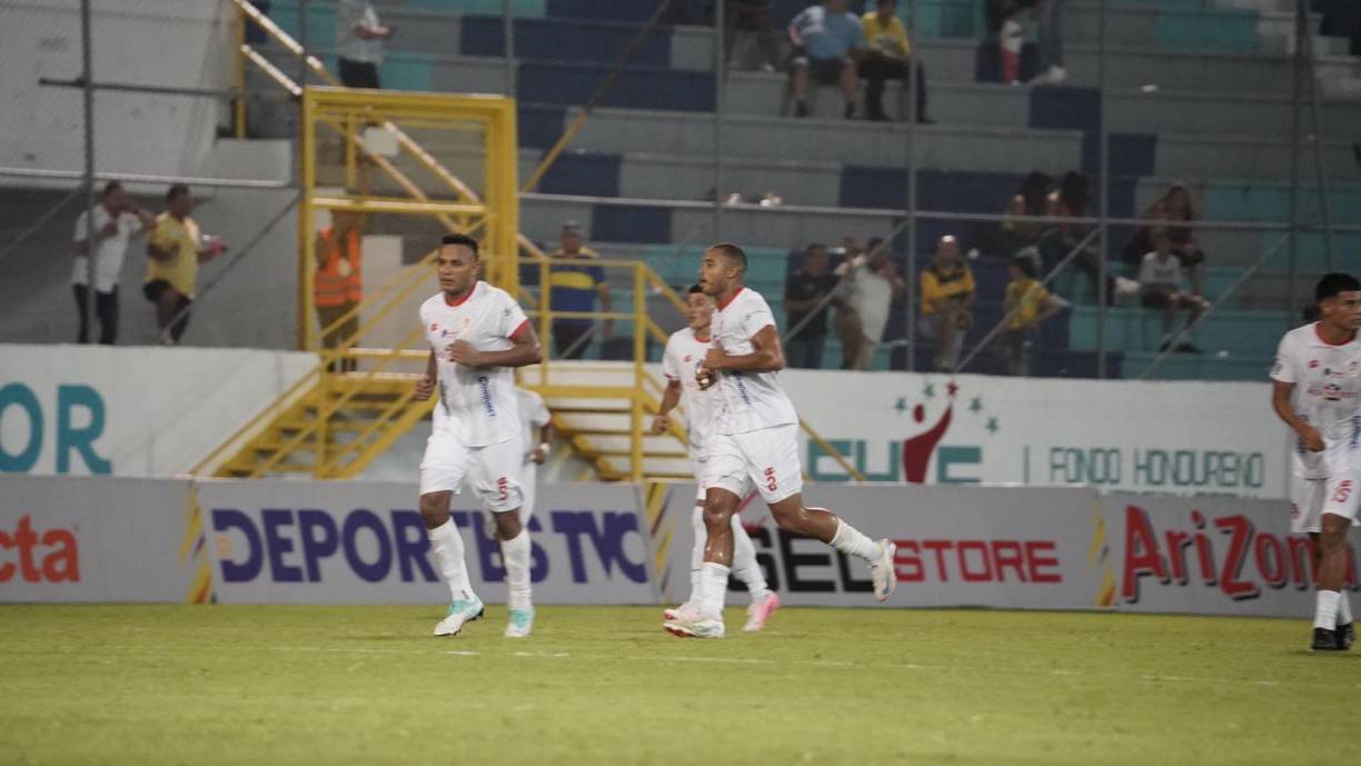 Cinco minutos después de los embates aurinegros, Real Sociedad respondió mediante Deyron Martínez que cabeceó sensacional para descontar en el marcador.