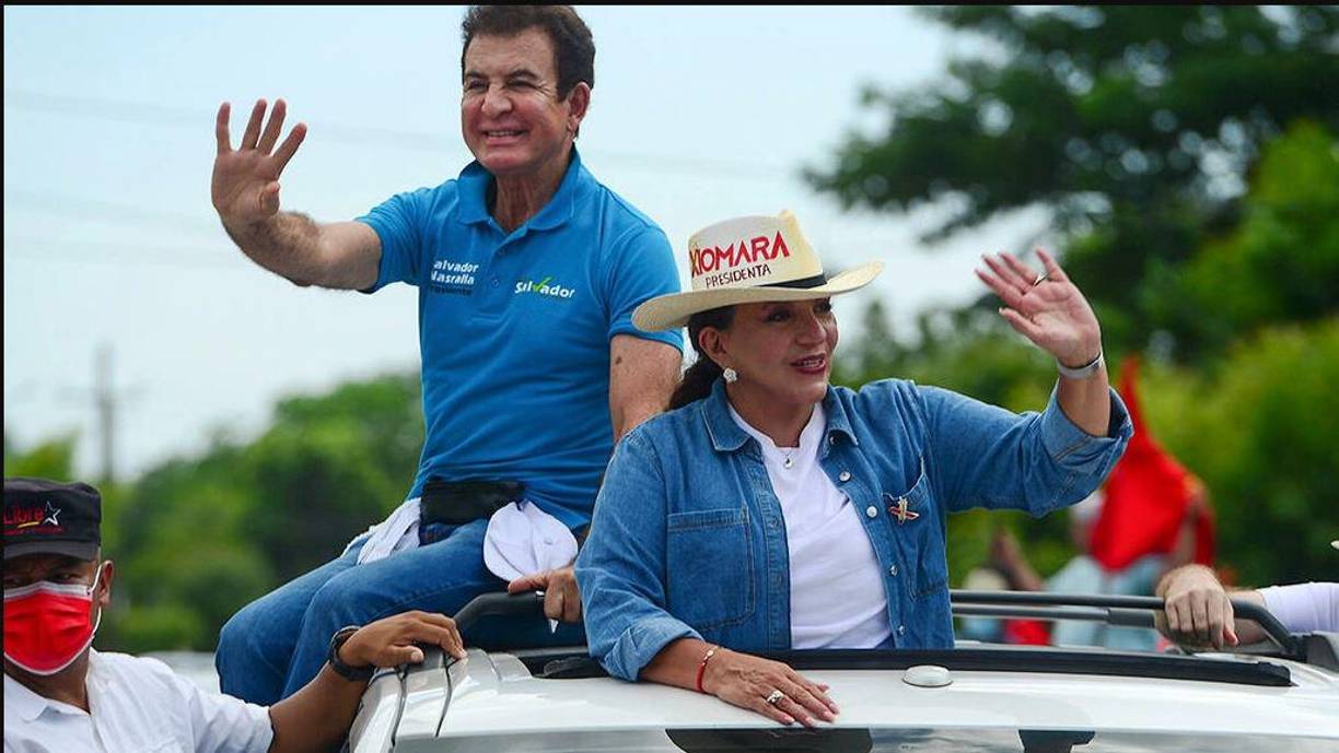 Posición de izquierda - El oficialismo la acusó en campaña de querer llevar a Honduras al “comunismo”, desacreditando sus propuestas como la legalización del aborto y su apertura a discutir el matrimonio igualitario. Le recuerdan su participación en 2015 en un homenaje a Hugo Chávez en Caracas. Aunque Juan Carlos Sikaffy, el líder del los empresarios hondureños, señaló que “doña Xiomara no es ‘Mel’ Zelaya”. La “conocemos desde hace tiempo, es una señora seria. Eso de ideologías son telarañas en la cabeza”, consideró.