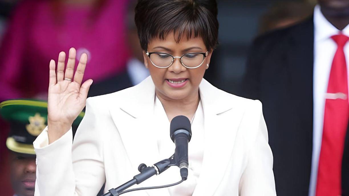 <b>Se graduó con honores en Derecho de la Universidad de las Indias Occidentales en 1983. En 1985, obtuvo su Certificado de Educación Jurídica de la Facultad de Derecho Hugh Wooding y fue admitida para ejercer la abogacía ese año.</b>