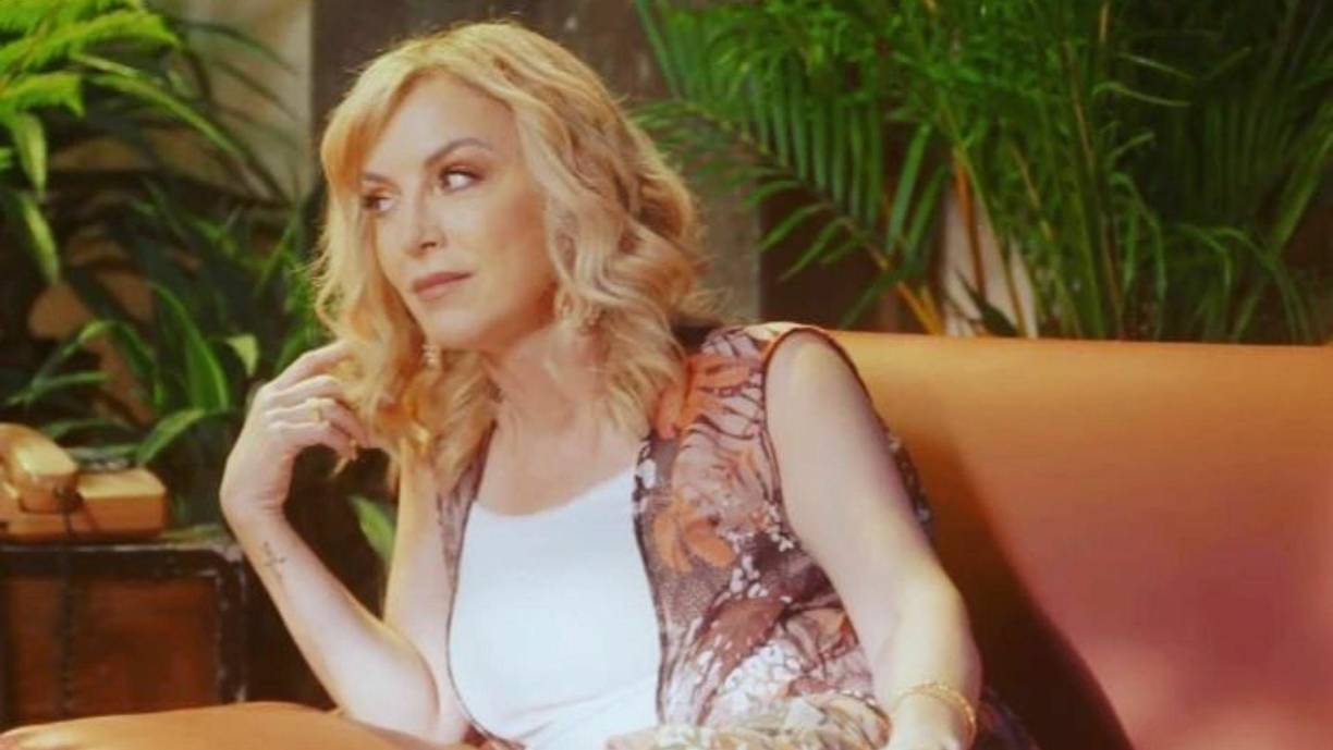 Laura Flores se enteró de la situación legal de su expareja cuando “llegó la señora de la casa” (la todavía esposa del médico). Tras conocer la verdad, decidió divorciarse después de “escasos 4 meses”. En la citada conversación, Laura Flores también bromeó con que “no cuenta” este matrimonio por lo expuesto.