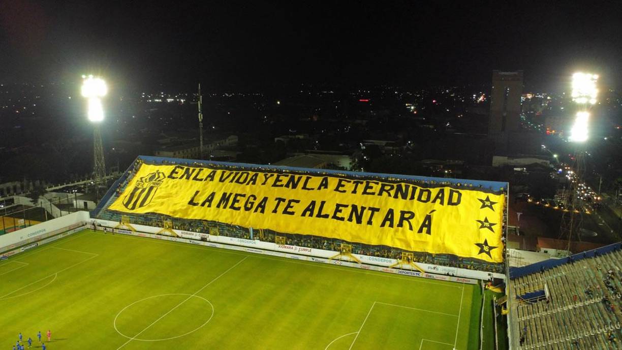 “En la vida y en la eternidad la mega te alentará”, el mensaje en la gigantesca manta que sacó la afición del Real España segundos antes del pitazo inicial.