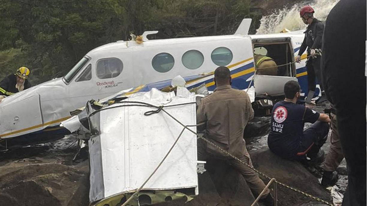 El Cuerpo de Bomberos de Minas Gerais informó en una nota que la popular cantante de 26 años falleció tras el impacto de la avioneta bimotor en la que se transportaba con otras cuatro personas, que también murieron.