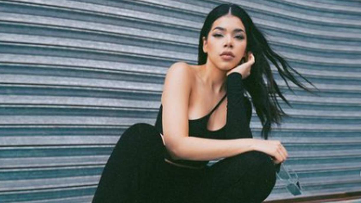  “Comencé el disco hace un año, quizá un poco más, y al mismo tiempo mi línea de maquillaje, que también ya está en el mercado, se llama Kenia Os Beauty; pero al tiempo también me llamaron para conducir los premios MTV Miaw, el año pasado.