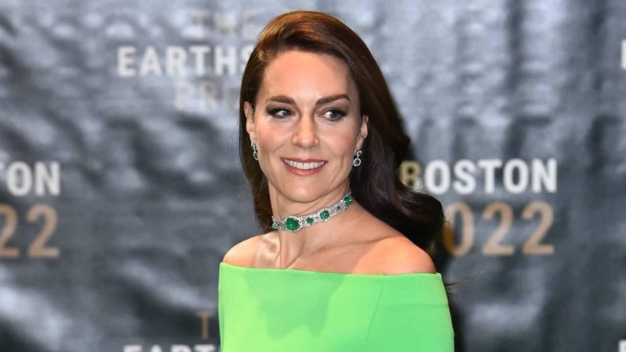 Con un vestido de manga larga y hombros descubiertos de Solace London ‘Sabina’, la princesa combinó la alfombra verde del evento cuando la princesa y su esposo, el Príncipe William, llegaron a los vítores de una multitud de fanáticos en el MGM Music Hall.