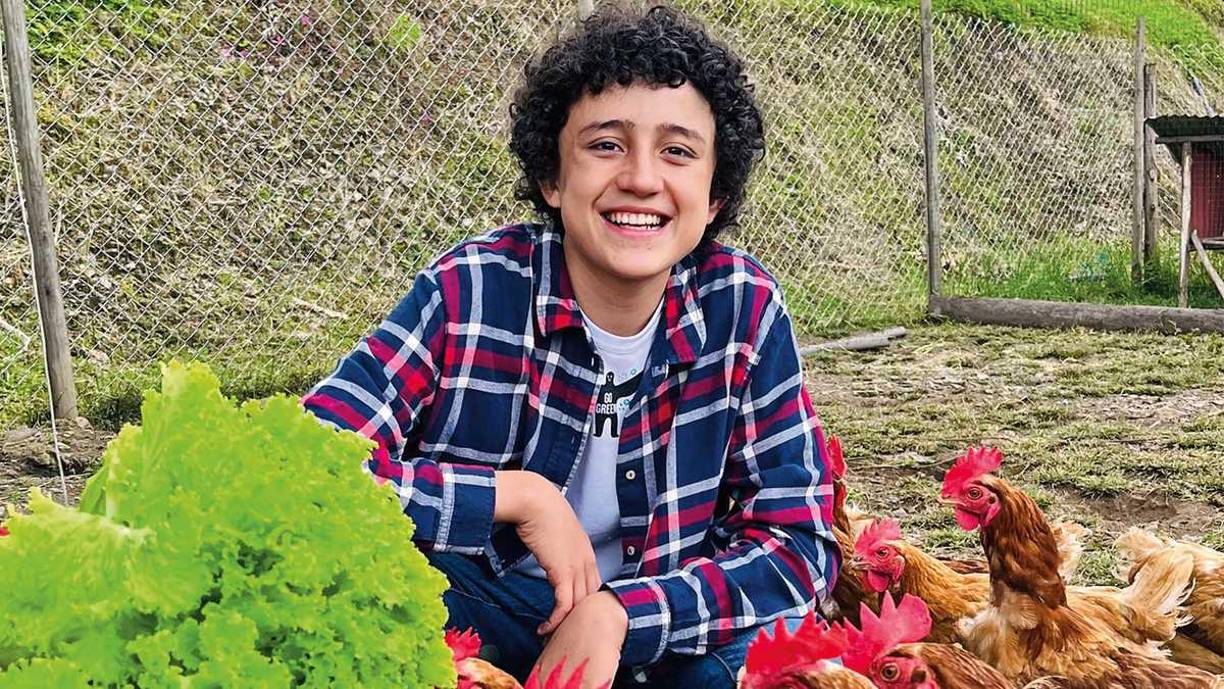 A través de sus vídeos enseña sobre cómo trabaja en su granja, convirtiéndose en un ejemplo para grandes y pequeños. 