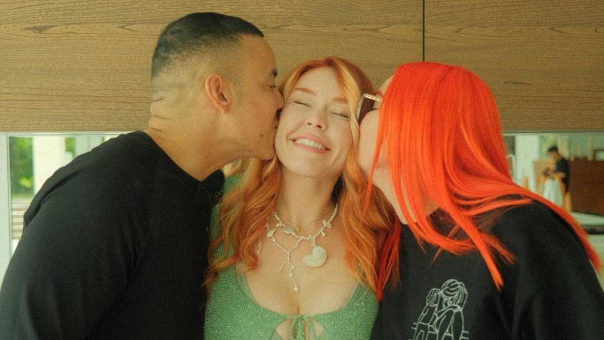 Algunos creen que se trataría de un mensaje que supuestamente reflejaría su aparente estado de ánimo ante el escándalo que ahora tiene en el centro a sus padres.