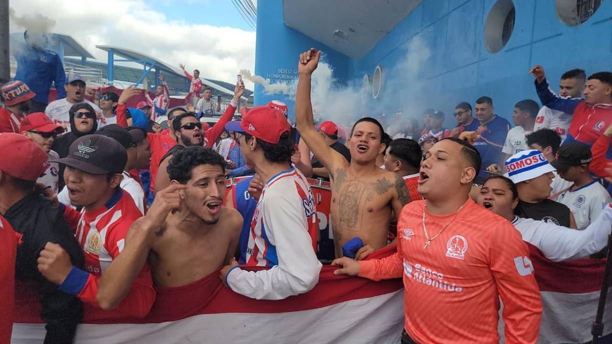 Los aficionados del Olimpia inundaron afuera del estadio Nacional Chelato Uclés y animaron al equipo a su llegada.