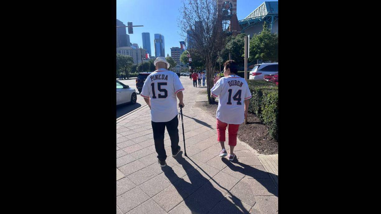 Previo al inicio del partido, la hondureña Marcela Valladares, compartió una foto icónica, donde dos ancianos van a apoyar a Mauricio Dubón al Minute Maid Park. Don Porfirio Pineda y doña Rosario Maradiaga son fieles aficionados de los Astros de Houston y aman como juega Mauricio Dubón.