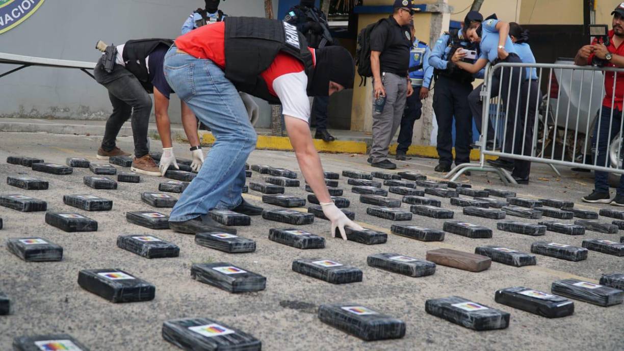 En total son cuatro hombres los implicados, a quienes se les encontró dos armas de fuego y cinco cargadores.