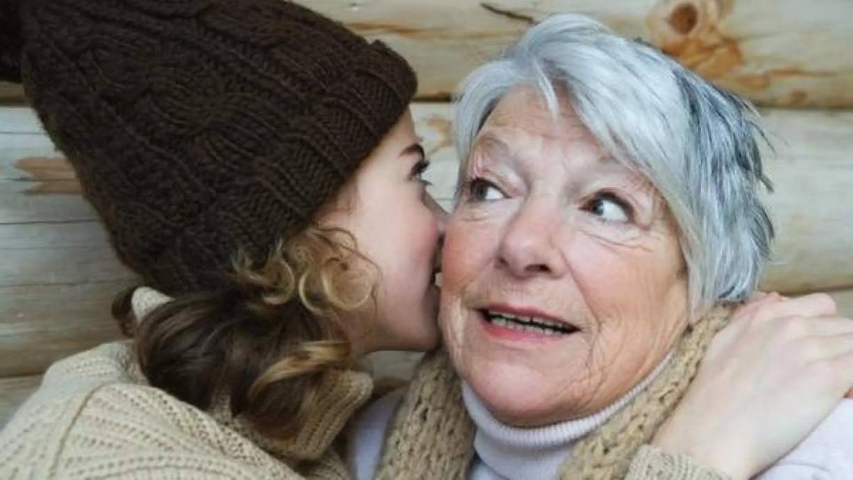 Todo esto, sumado a la también <b>menor capacidad de producción de antioxidantes por las células cutáneas</b>, desencadena un aumento de reacciones de oxidación, dando lugar al olor “a persona mayor”, que los japoneses llaman <i>kareishu</i>. Así, a partir de los 40 años, comienza a cambiar la forma en que se procesan algunos ácidos grasos de la piel, como el omega-7 (ácido palmitoleico). La oxidación de este ácido graso monoinsaturado da lugar al 2-nonenal, responsable del olor característico.