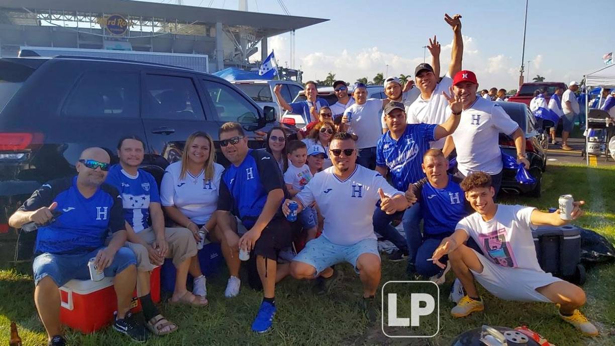 Bailes, carne asada, manta de Maradona y hasta un Lamborghini: las fotos del ambientazo en el Argentina-Honduras