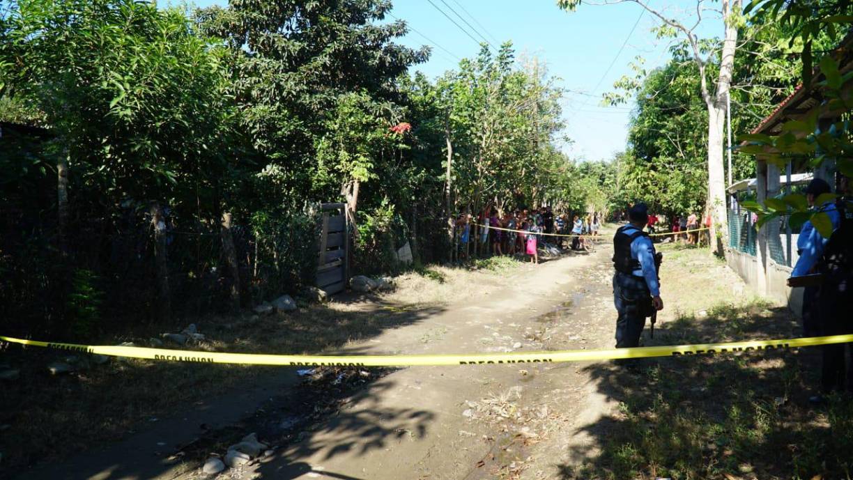 Se trataba del compañero de hogar de Karen y padrastro de Ángel Moisés, quien había llegado tras ser notificado del doble crimen.