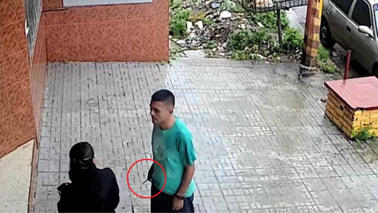 Mientras tanto, la mujer grita “¡Ayuda!, ¡ayuda!” a los conductores que pasaban por la calle.