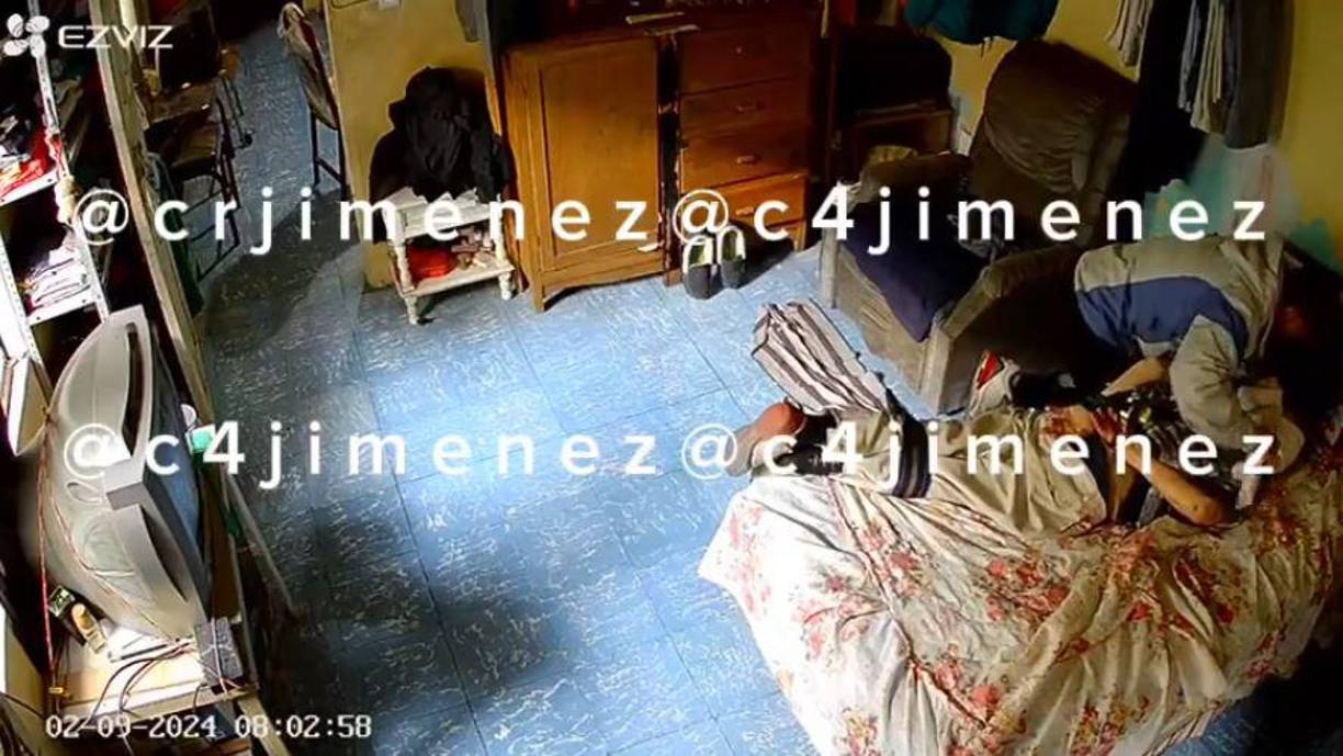 En las imágenes, se observa cómo el agresor inmoviliza a don Ángel, de 60 años, mientras lo tiene boca abajo sobre su cama. 