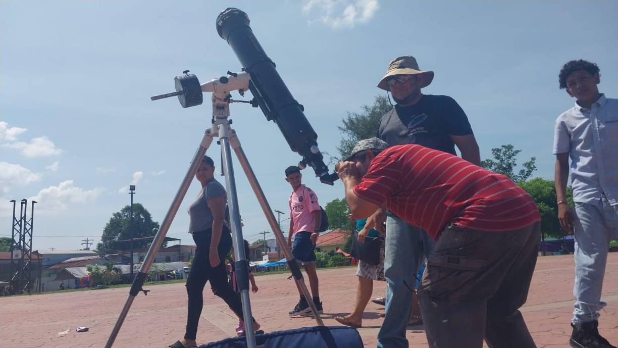 En La Lima también se colocó un equipo especial para observar el eclipse.
