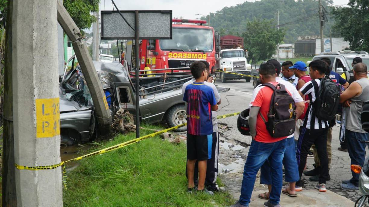 El conductor era acompañado por Carlos Paz Osorto, de 29 años de edad, y Kevin Castillo, de 30 años de edad. 