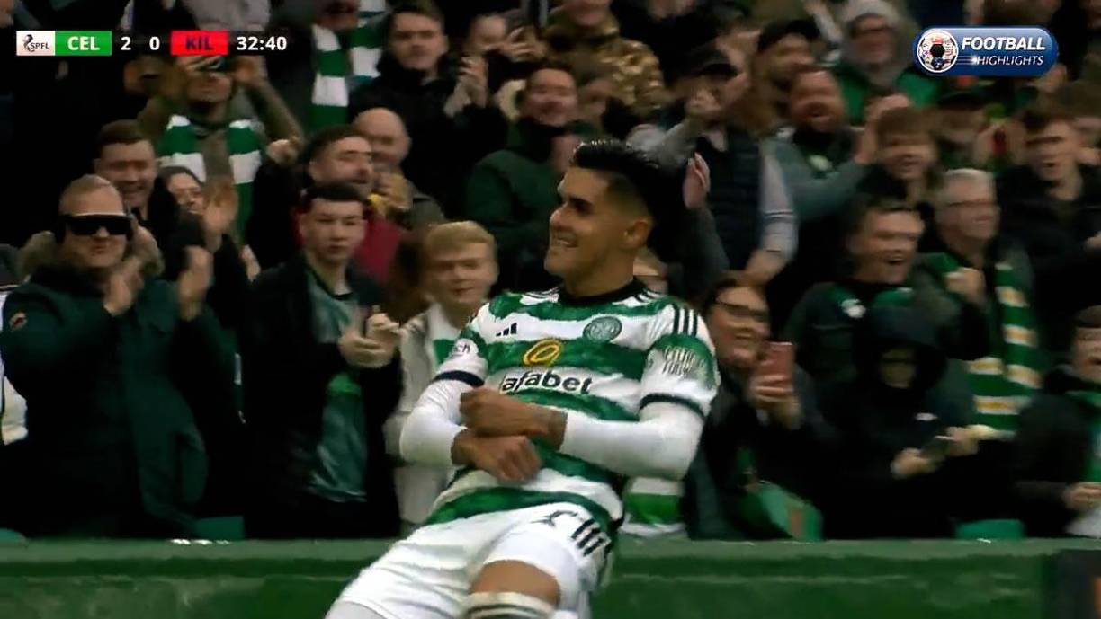 Mientras Luis Palma celebraba, al fondo los aficionados del Celtic reaccionaban felices y aplaudiendo al hondureño.