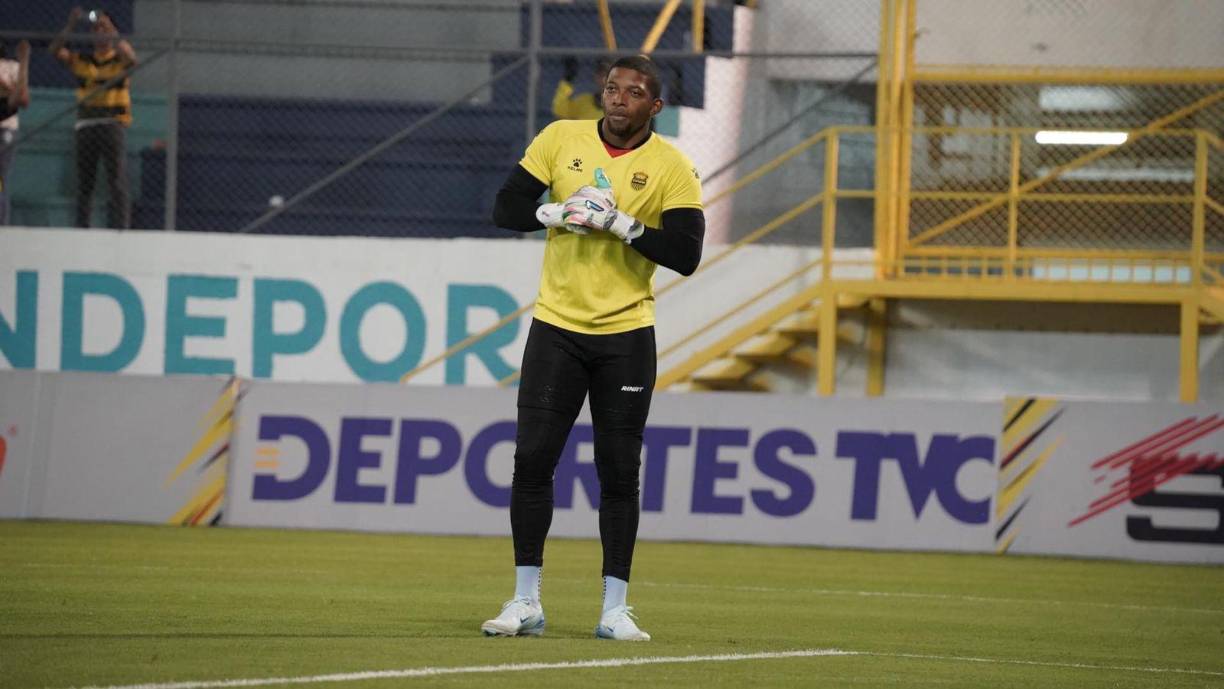 ‘Buba’ López estuvo en los calentamientos, pero no formó parte de la titularidad con el Real España. 