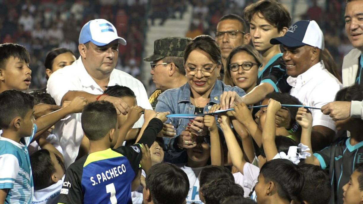 La presidenta de Honduras, Xiomara Castro, cortó la cinta de reinauguración y con este acto da por finalizada la nueva grama híbrida del coloso capitalino.