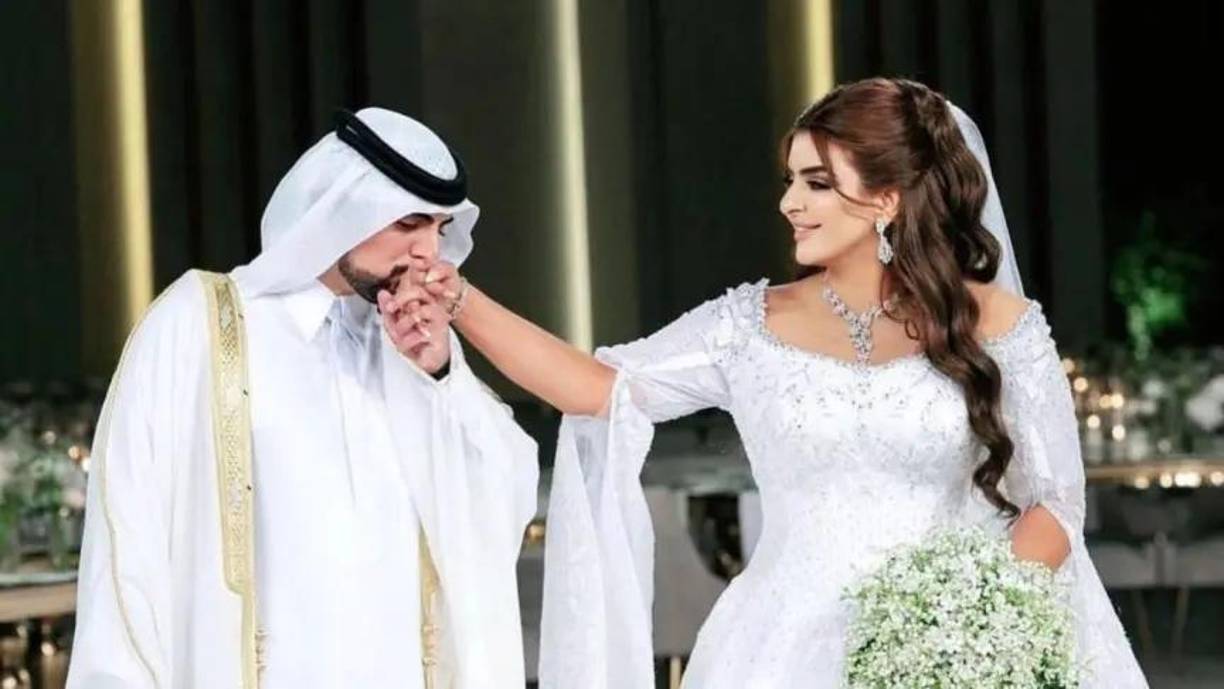 Según el diario El Confidencial, la boda entre Sheikha Mahra y Mana Al Maktoum tuvo lugar en junio de 2023 en el Dubai World Trade Center, solo tres meses después de que la princesa se graduara en Relaciones Internacionales en Londres.