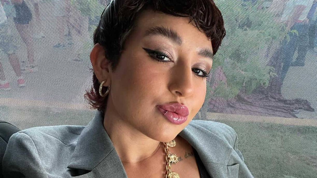 Los fans de Karol no han dejado de criticar a Emilio en redes sociales por salir con Gallardo, lo tildan de mentiroso, porque durante meses en La Casa de los Famosos México habló del amor que sentía por Karol Sevilla. Por su parte, Romina, hermana de Emilio, salió en su defensa. Fue a través de un video en TikTok, cuyo mensaje se interpretó como un posible dardo hacia Sevilla.