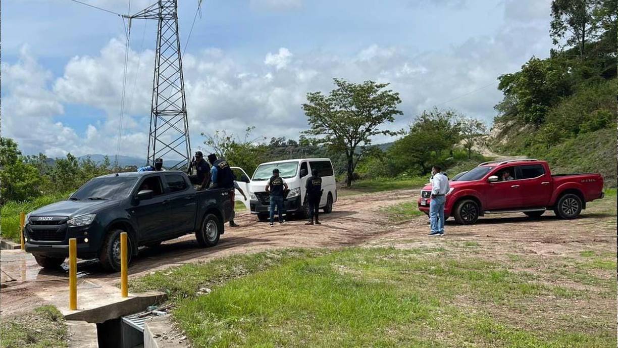 Agentes de la Dirección Nacional Policial Antidrogas, la Dirección de Inteligencia Policial y la Fuerza Nacional Anti Maras y Pandillas participaron en la captura del presunto narcotraficante, supuestamente miembro del cartel de los Montes Bobadilla, cuya líder fue detenida la semana pasada.