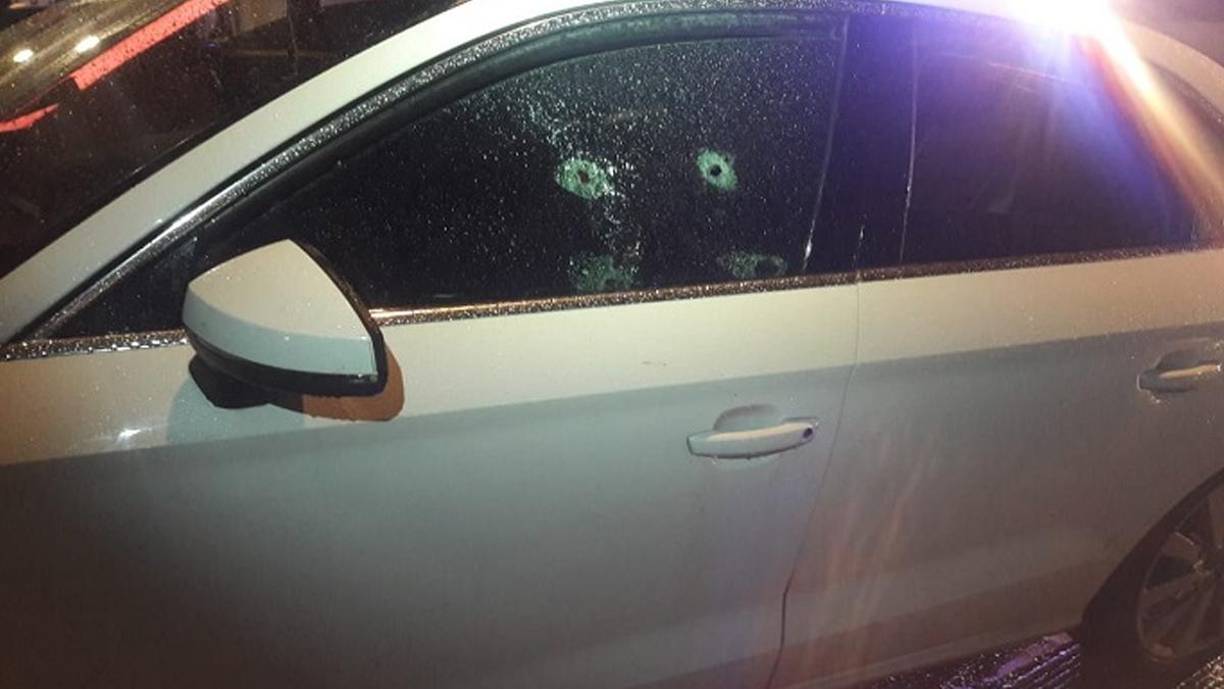  Según testimonios recabados por las autoridades, Joana Lizbeth condujo el carro hasta una gasolinera donde la ayudaron, al abrir la puerta, encontraron a la joven herida de bala.