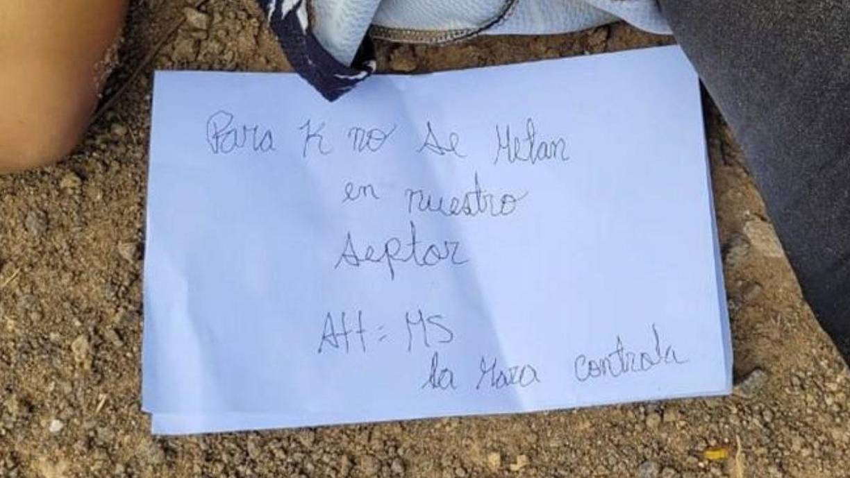 En la dantesca escena se descubrió que, además, junto a su cadáver dejaron un rótulo con la supuesta razón del crimen.