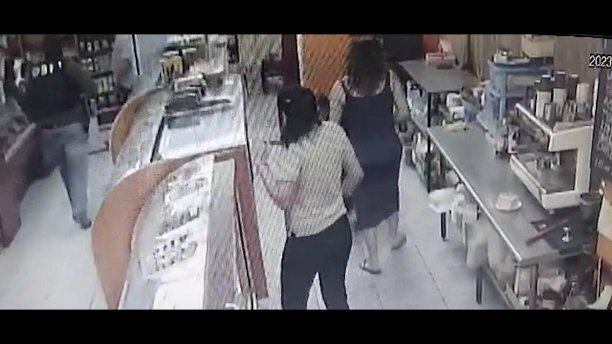 Pero el sicario ordena que se queden quietos.