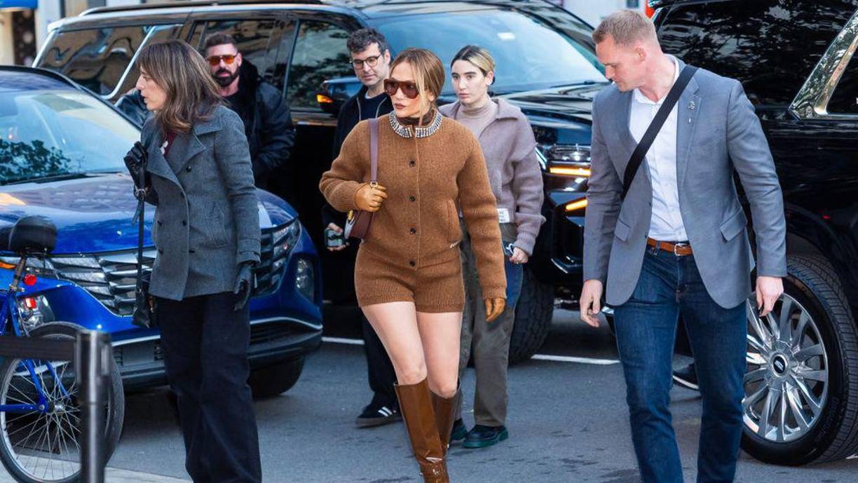 Y es que tras su mediática separación con el actor Ben Affleck, con quien estuvo casada dos años, JLo contrató a un apuesto y joven guardaespaldas. 