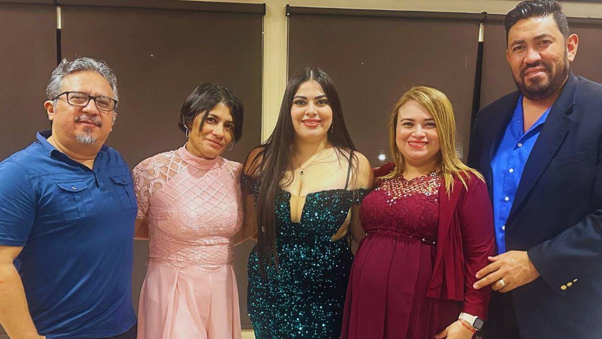 Marcio y Karla Barnica, Andrea Figueroa junto a Raquel y Daniel Reyes