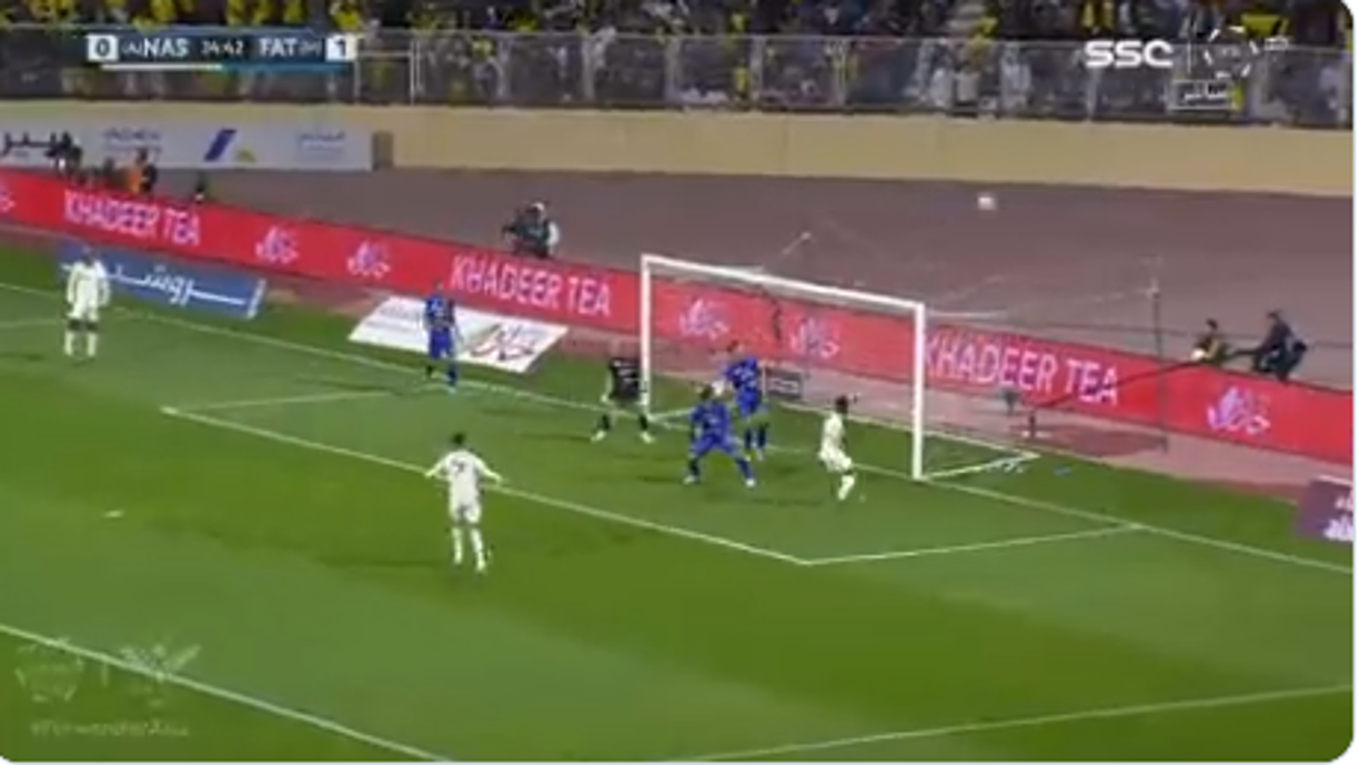 El primer gran fallo de Cristiano Ronaldo en el encuentro vino luego de una jugada, en la que el balón le queda frente a la portería, y tras un rebote en el poste, el luso intentó definir, pero mandó el esférico a las nubes.