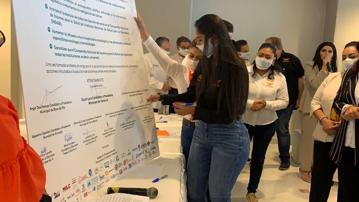 Transcurrió aproximadamente una hora hasta que Sofía Yunes volvió a compartir información sobre el incidente en sus redes sociales. En esta segunda publicación, acompañó su mensaje con una fotografía en la que se muestra la presencia de un oficial de policía que acudió en su auxilio.