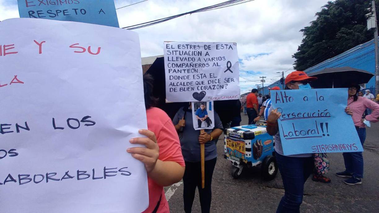 “Alto al acoso laboral”, decía una de la pancartas de los manifestantes.