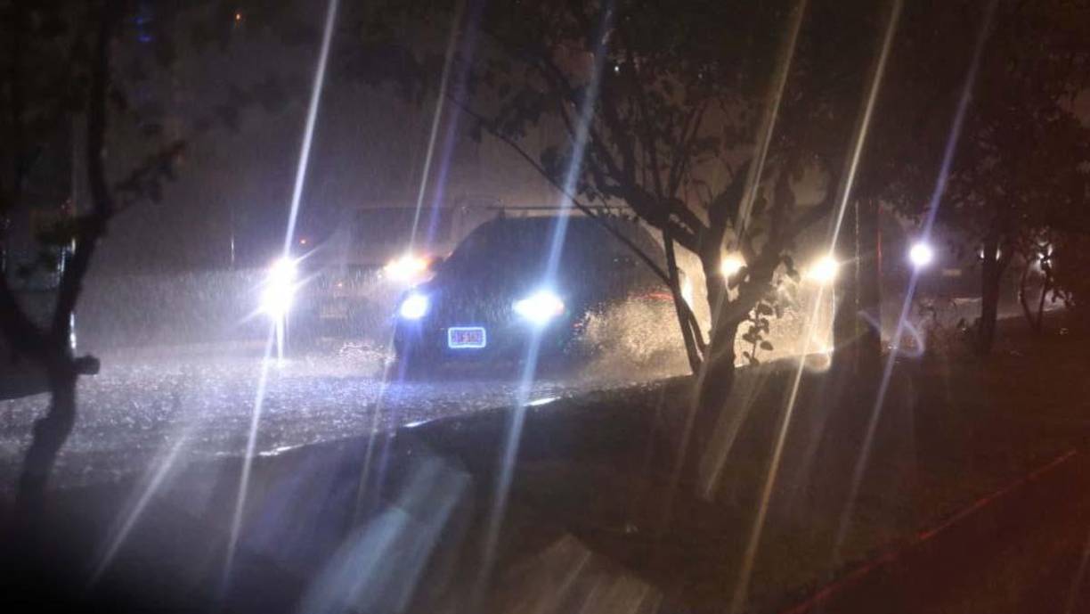 El Cuerpo de Bomberos reportó el desbordamiento de la quebrada Salada, en la capital.